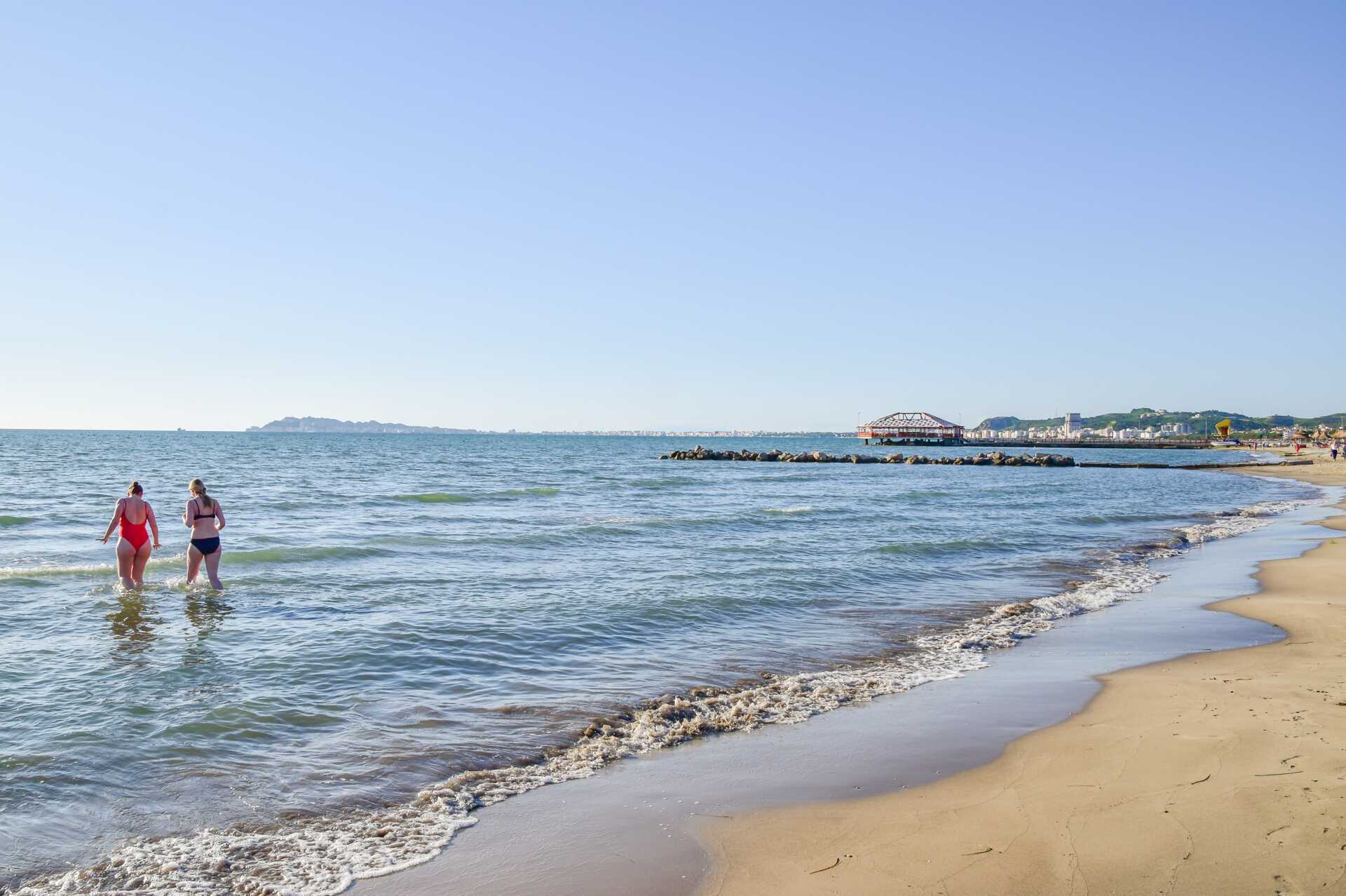 Stranden ved Fafa Premium-hotellerne på Durres-rivieraen i Albanien.