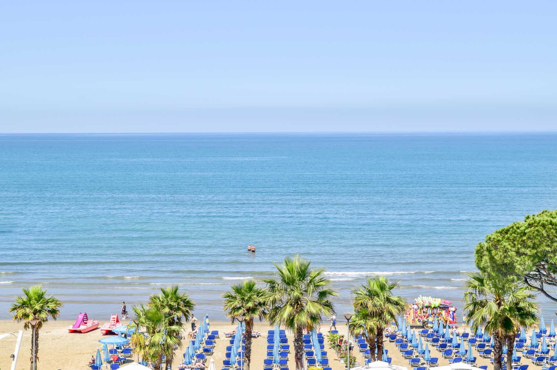 Stranden ved Fafa Premium-hotellerne på Durres-rivieraen i Albanien.