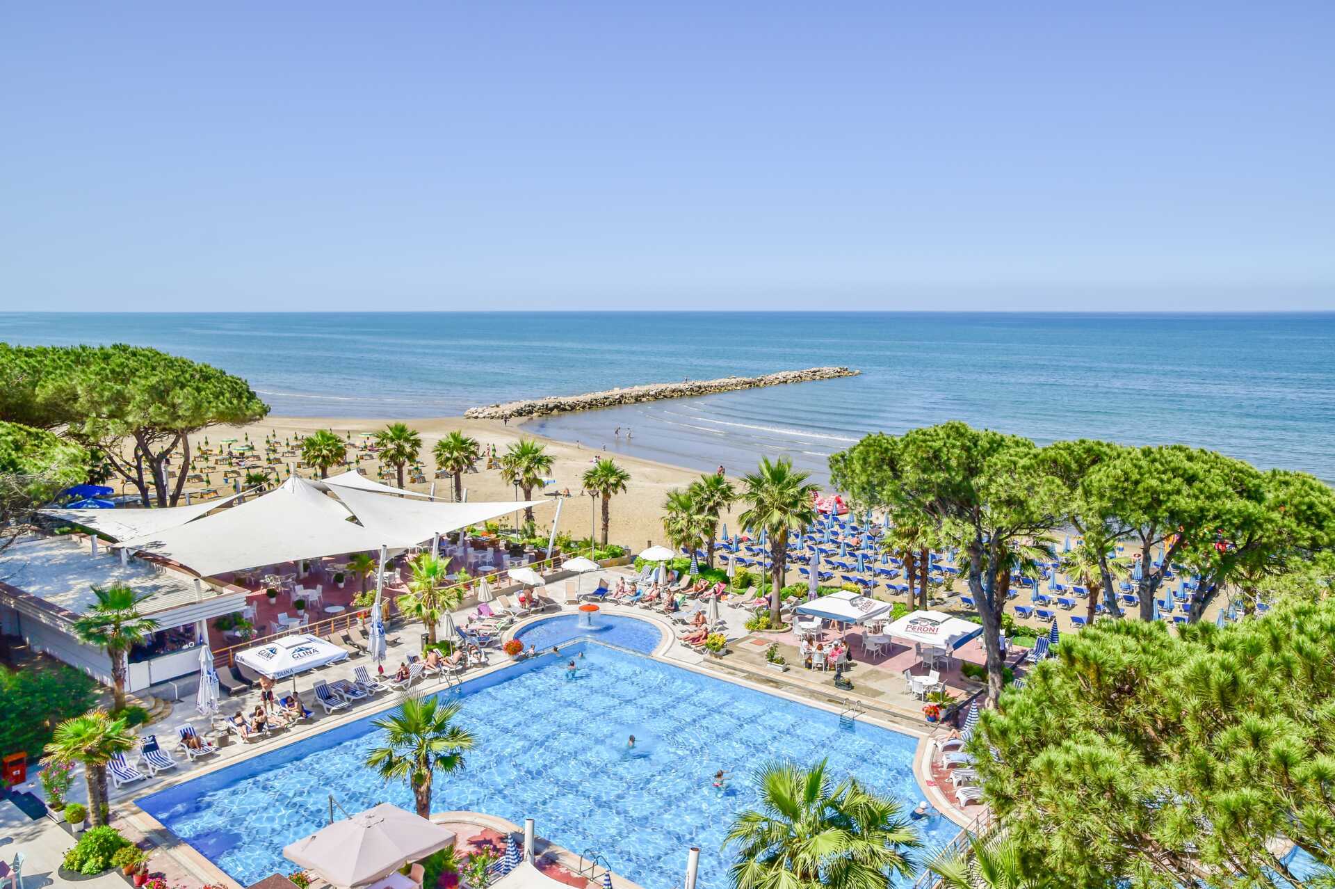 Poolområdet på hotel Fafa Premium på Durres-rivieraen i Albanien.