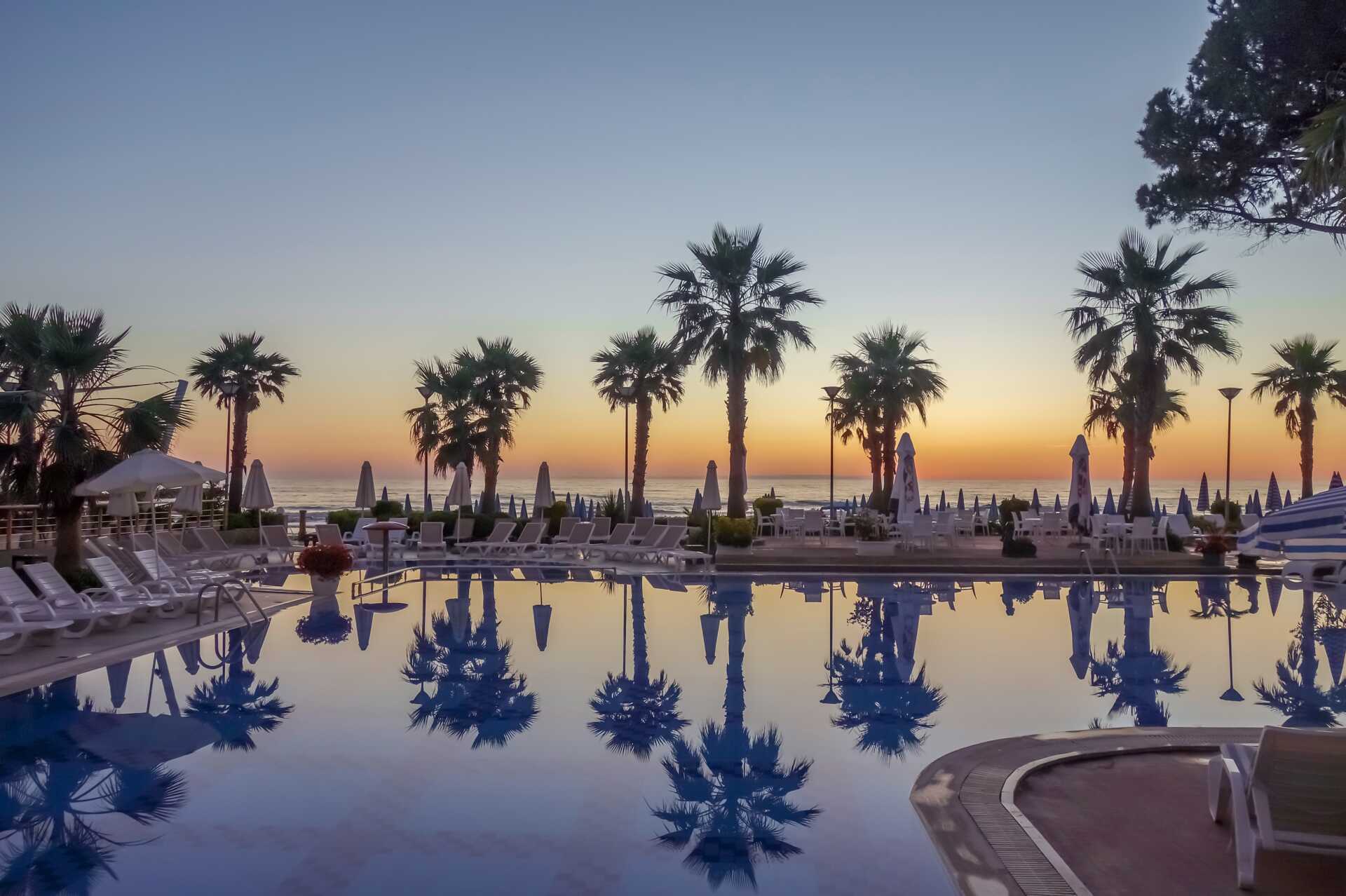 Poolområdet på hotel Fafa Premium på Durres-rivieraen i Albanien.