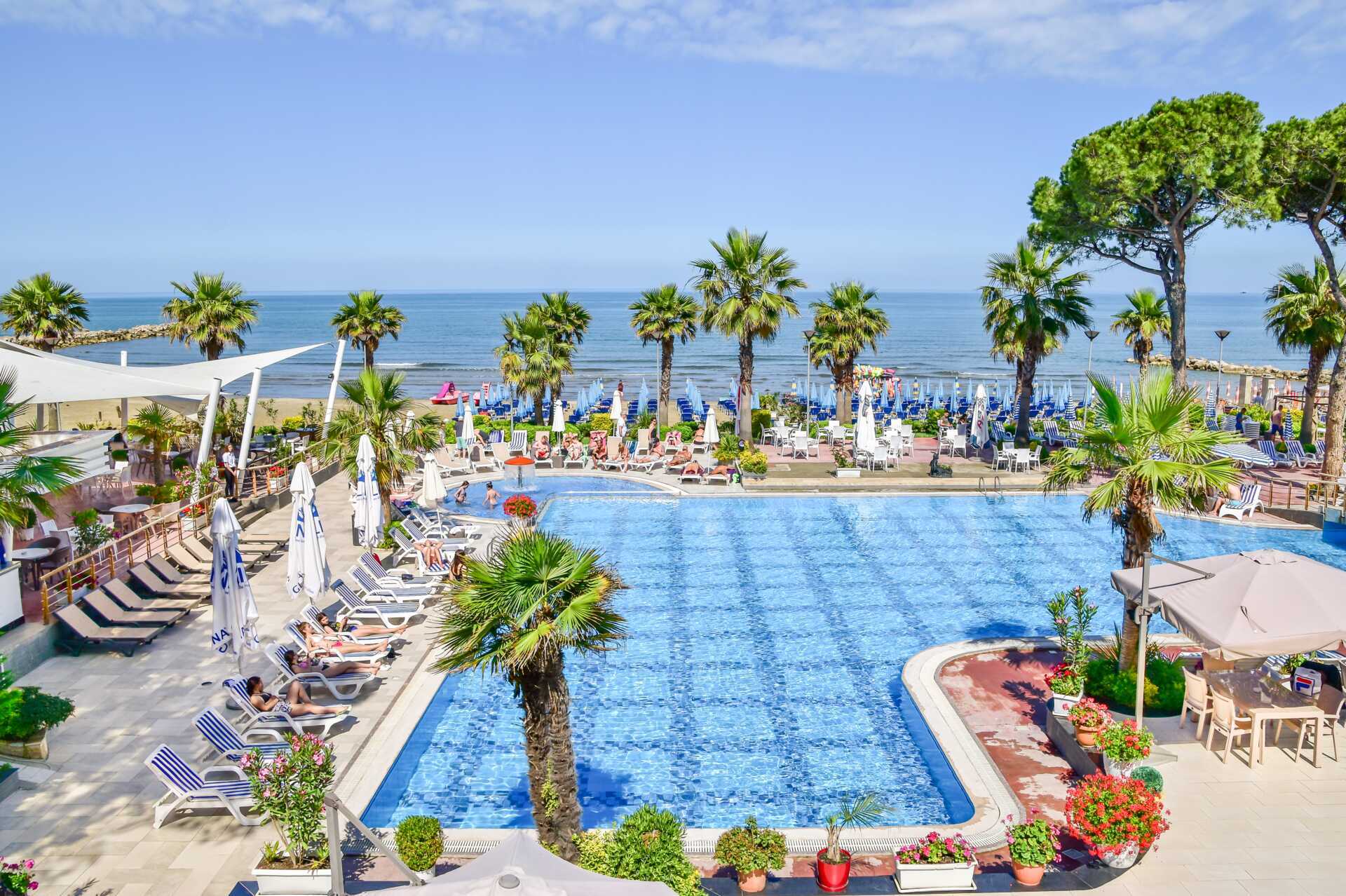 Poolområdet på hotel Fafa Premium på Durres-rivieraen i Albanien.