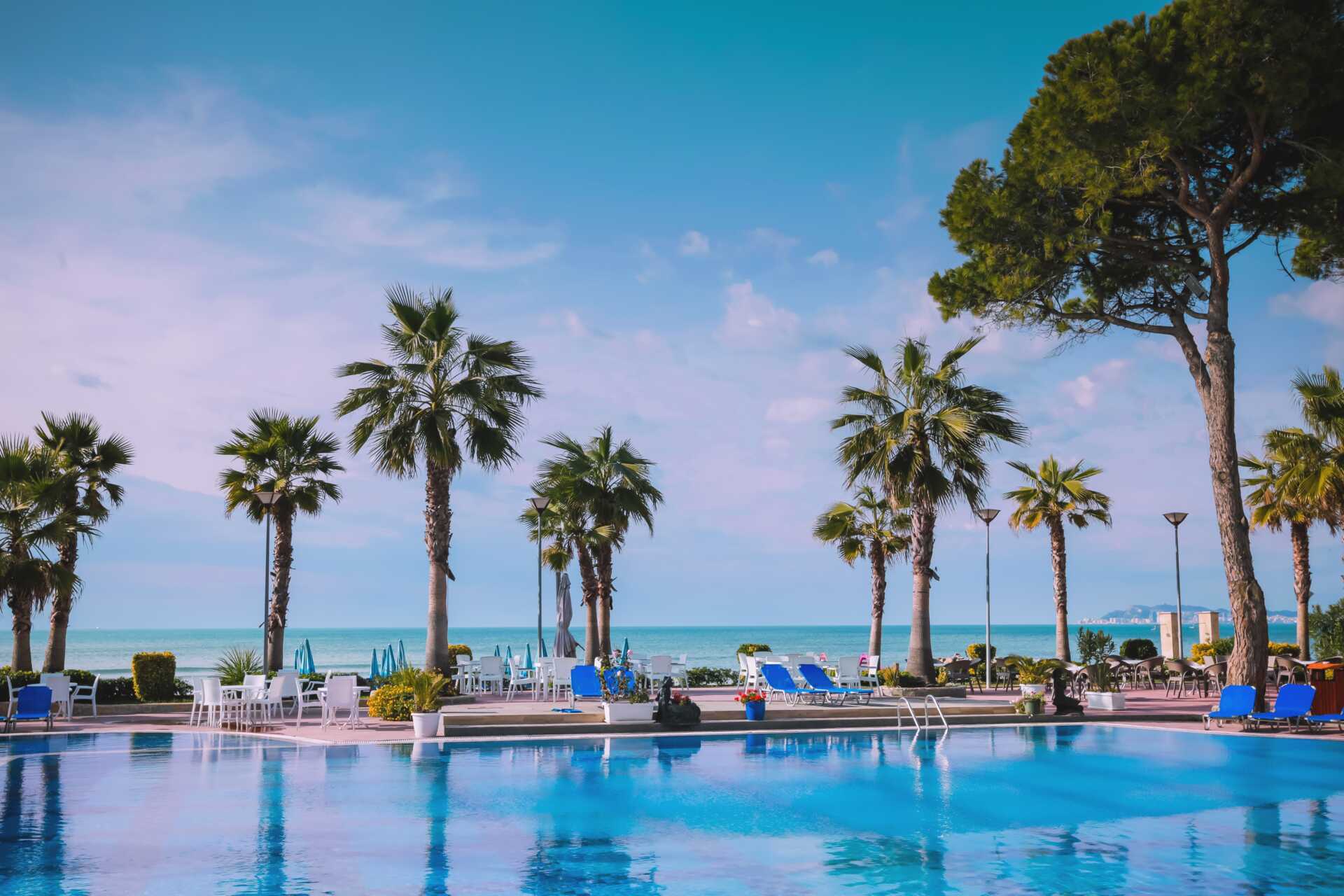 Poolområdet på hotel Fafa Premium-hotellerne på Durres-rivieraen i Albanien.
