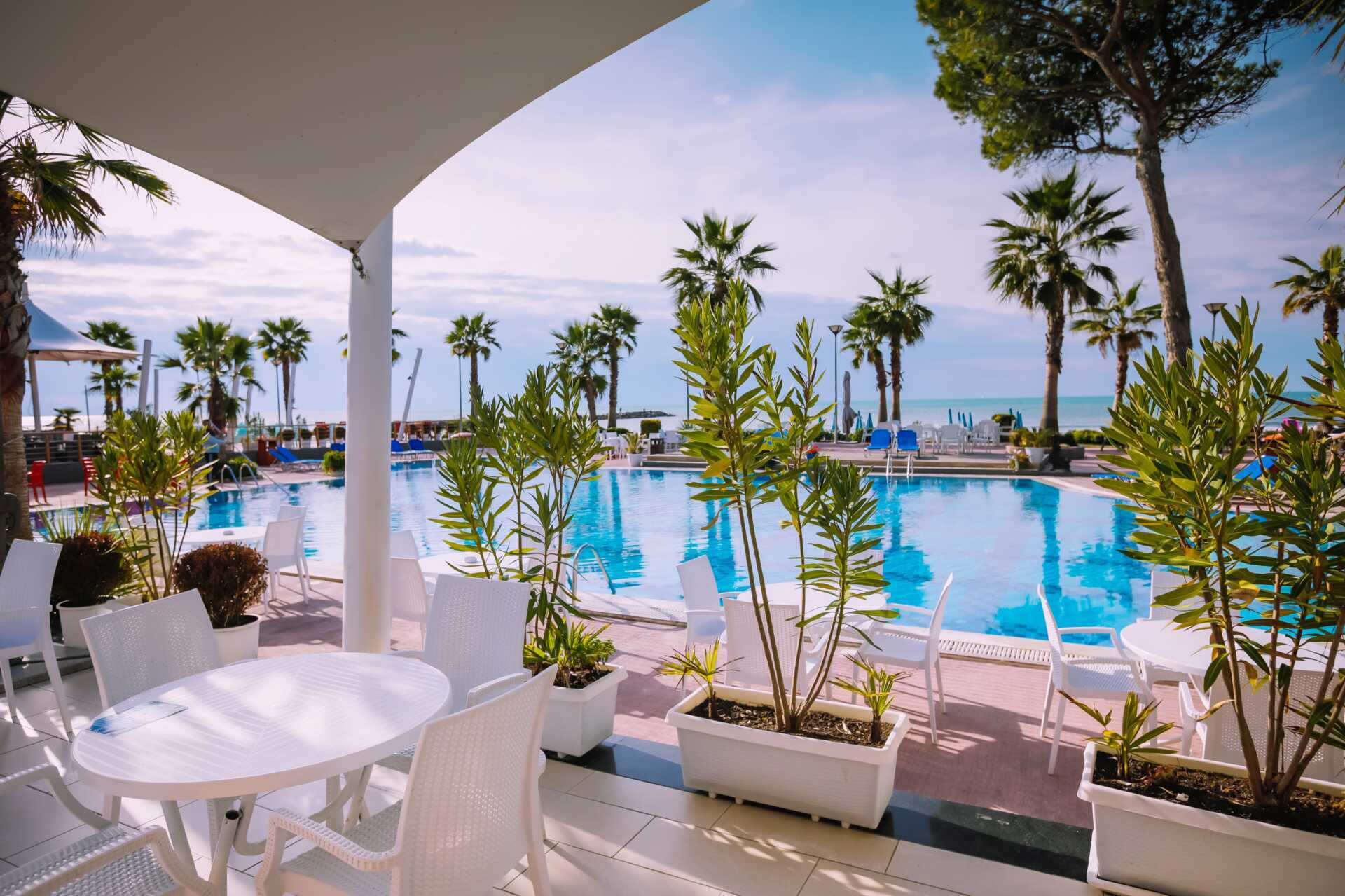 Poolbar på hotel Fafa Premium-hoteller på Durres-rivieraen i Albanien.