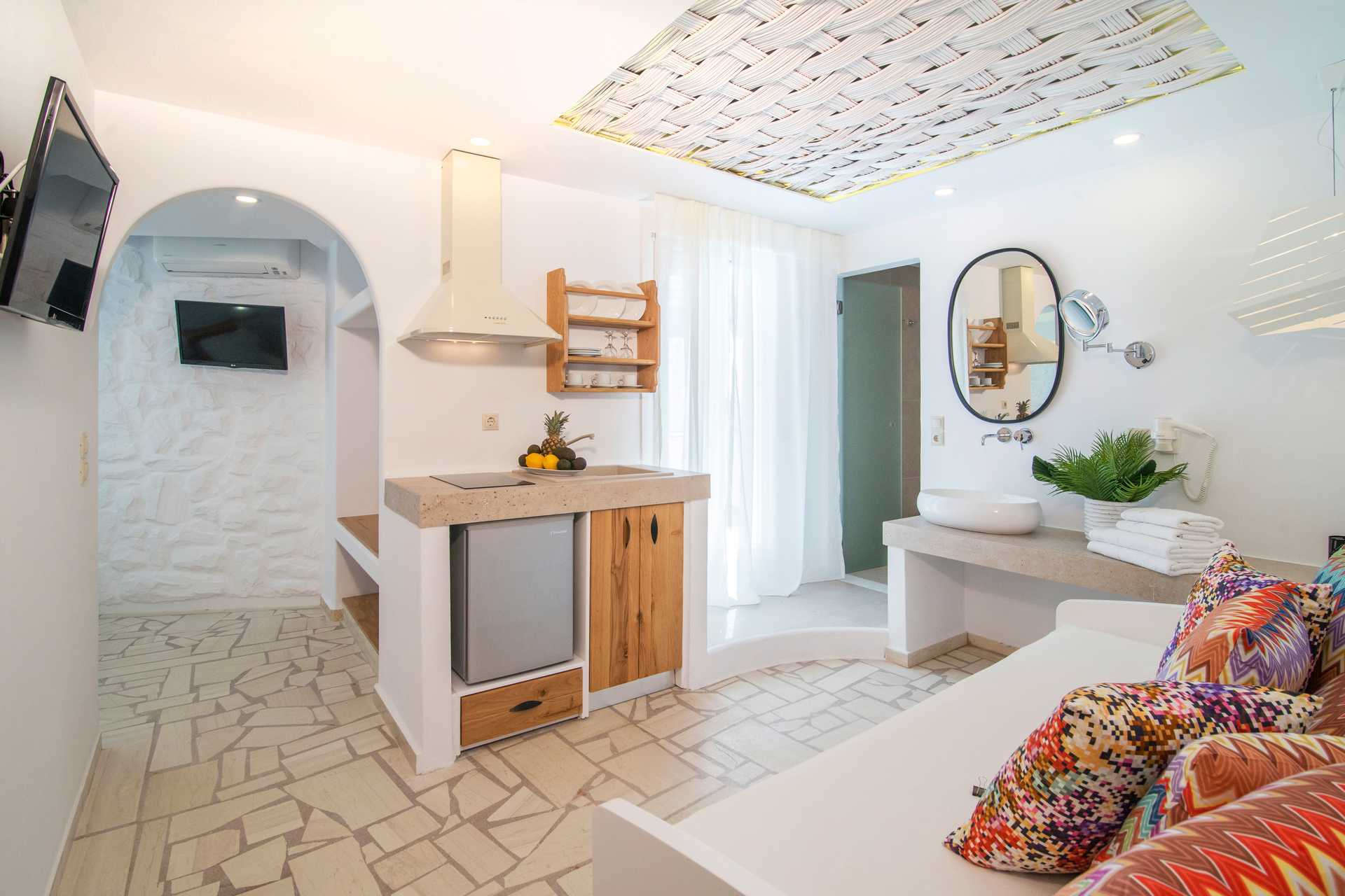 1-værelses lejlighed i nedsænket stueplan på hotel Spiros i Naxos by.