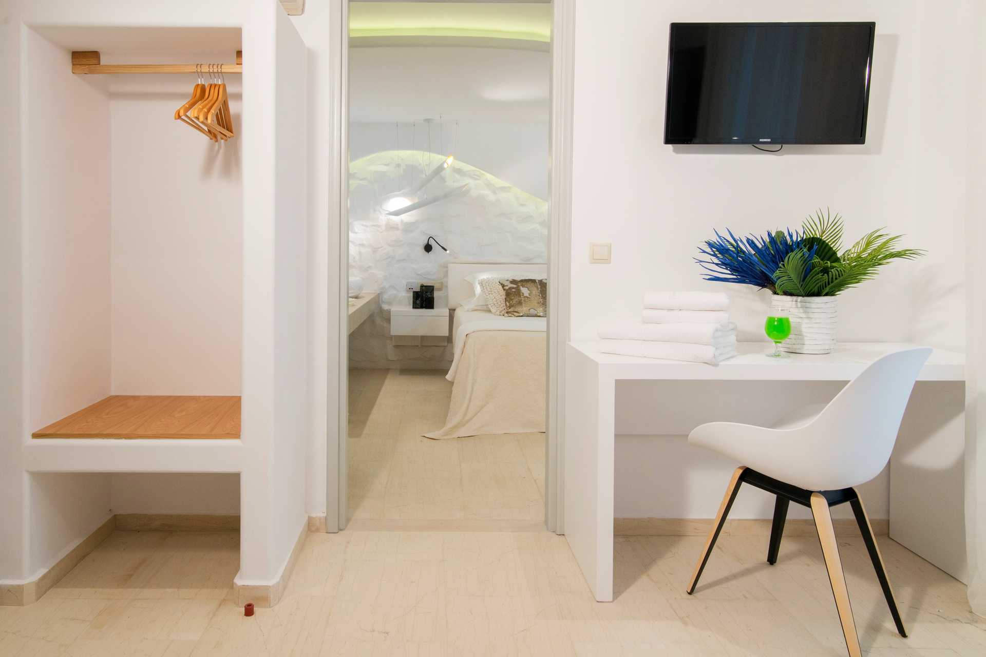 1-værelses lejlighed i nedsænket stueplan på hotel Spiros i Naxos by.