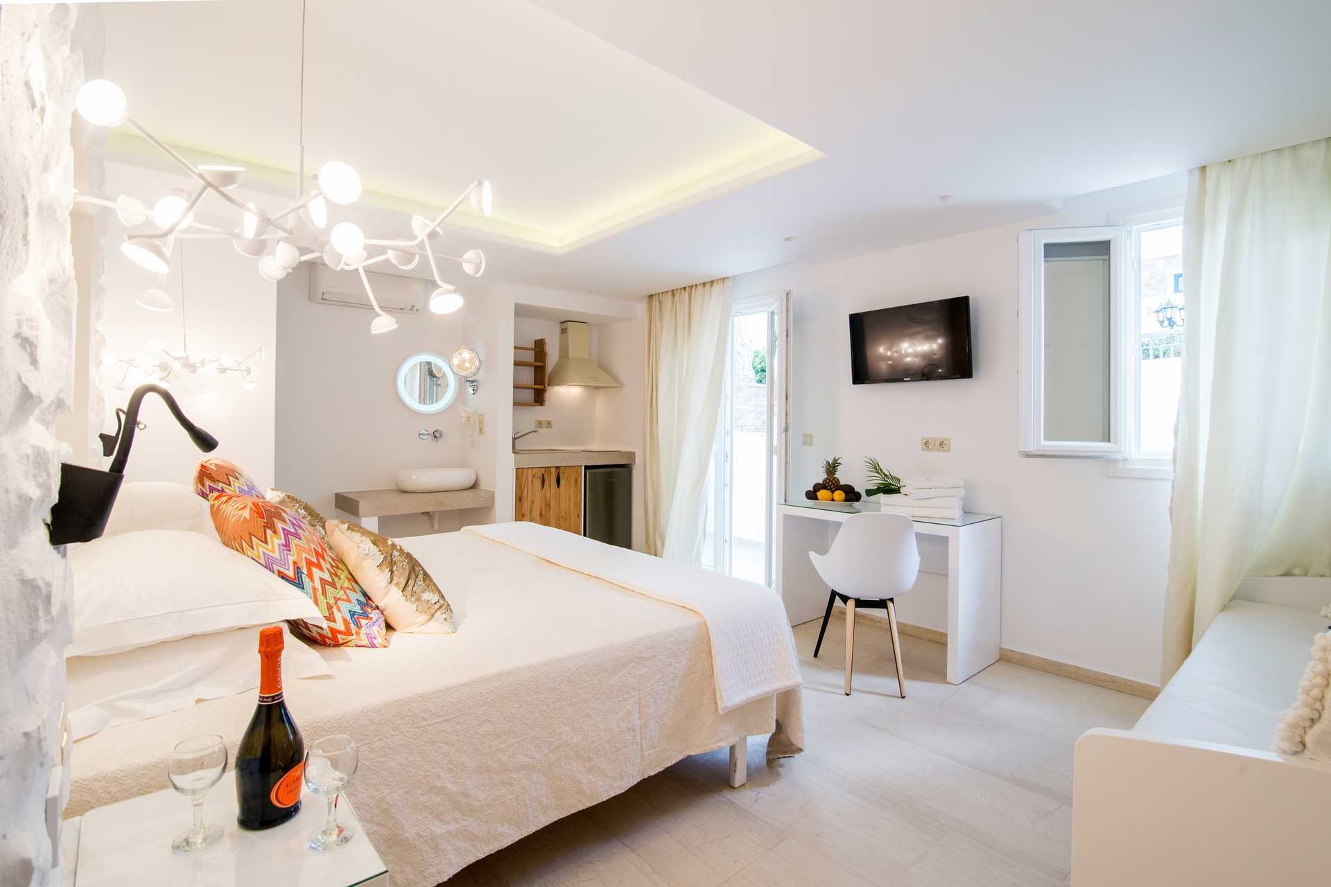 1-værelses lejlighed i nedsænket stueplan på hotel Spiros i Naxos by.