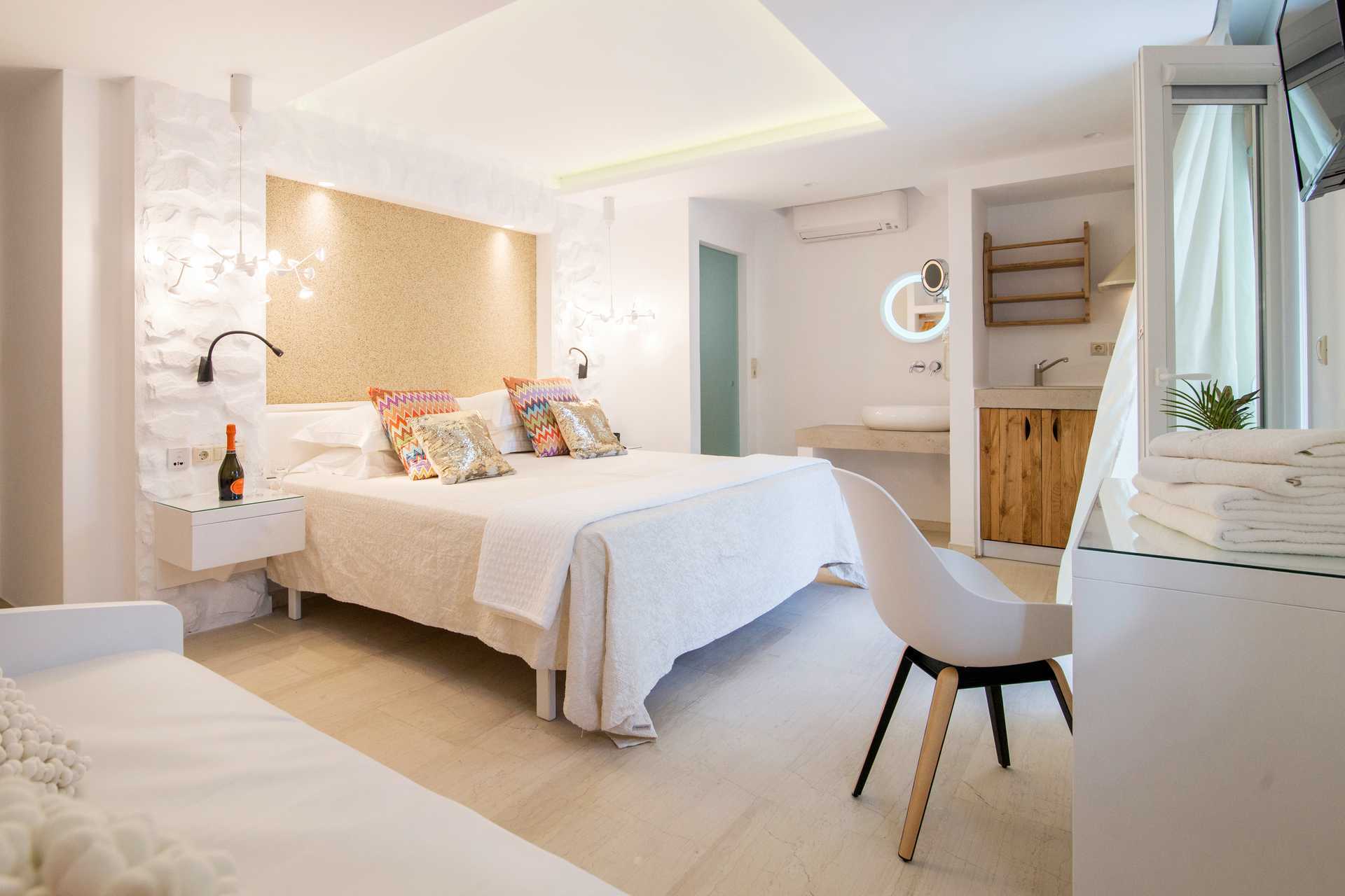 1-værelses lejlighed i nedsænket stueplan på hotel Spiros i Naxos by.