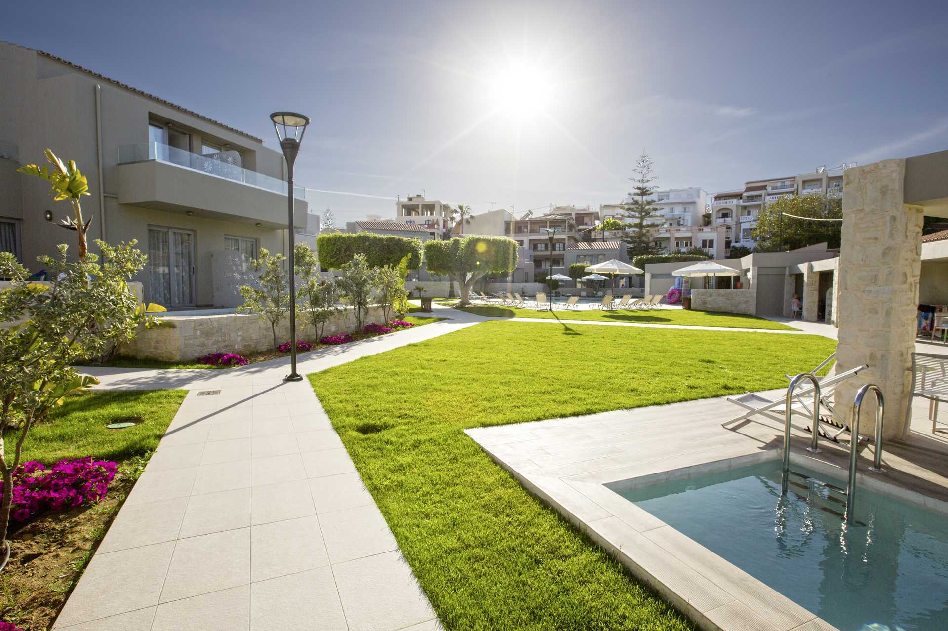 1-værelses lejligheder med privat pool på Stellina Village Resort, Kreta.