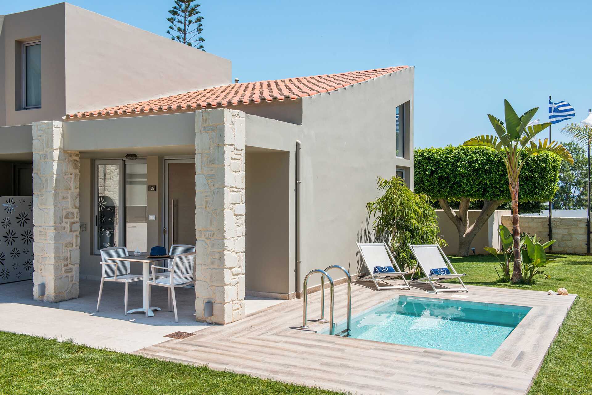 1-værelses lejligheder med privat pool på Stellina Village Resort, Kreta.