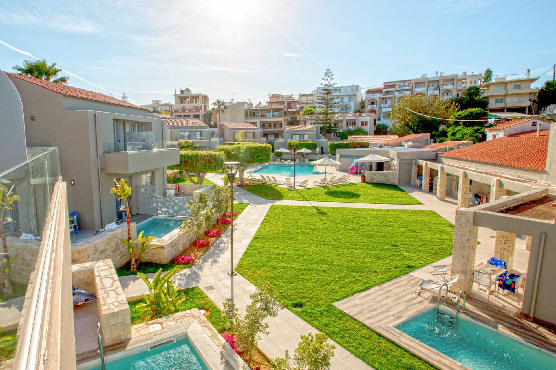 1-værelses lejligheder med privat pool på Stellina Village Resort, Kreta.