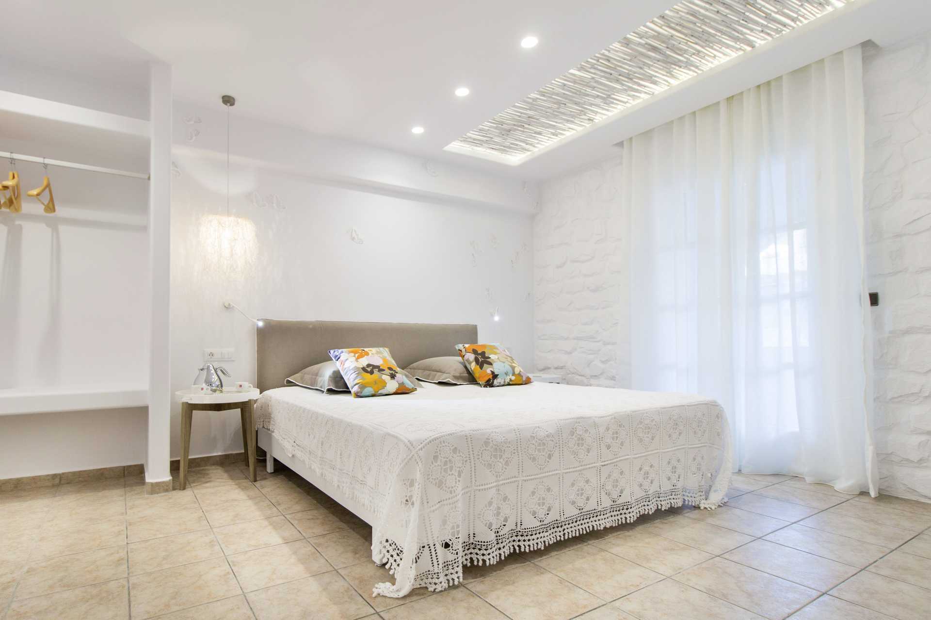 2-værelses lejlighed i nedsænket stueplan på hotel Spiros i Naxos by.