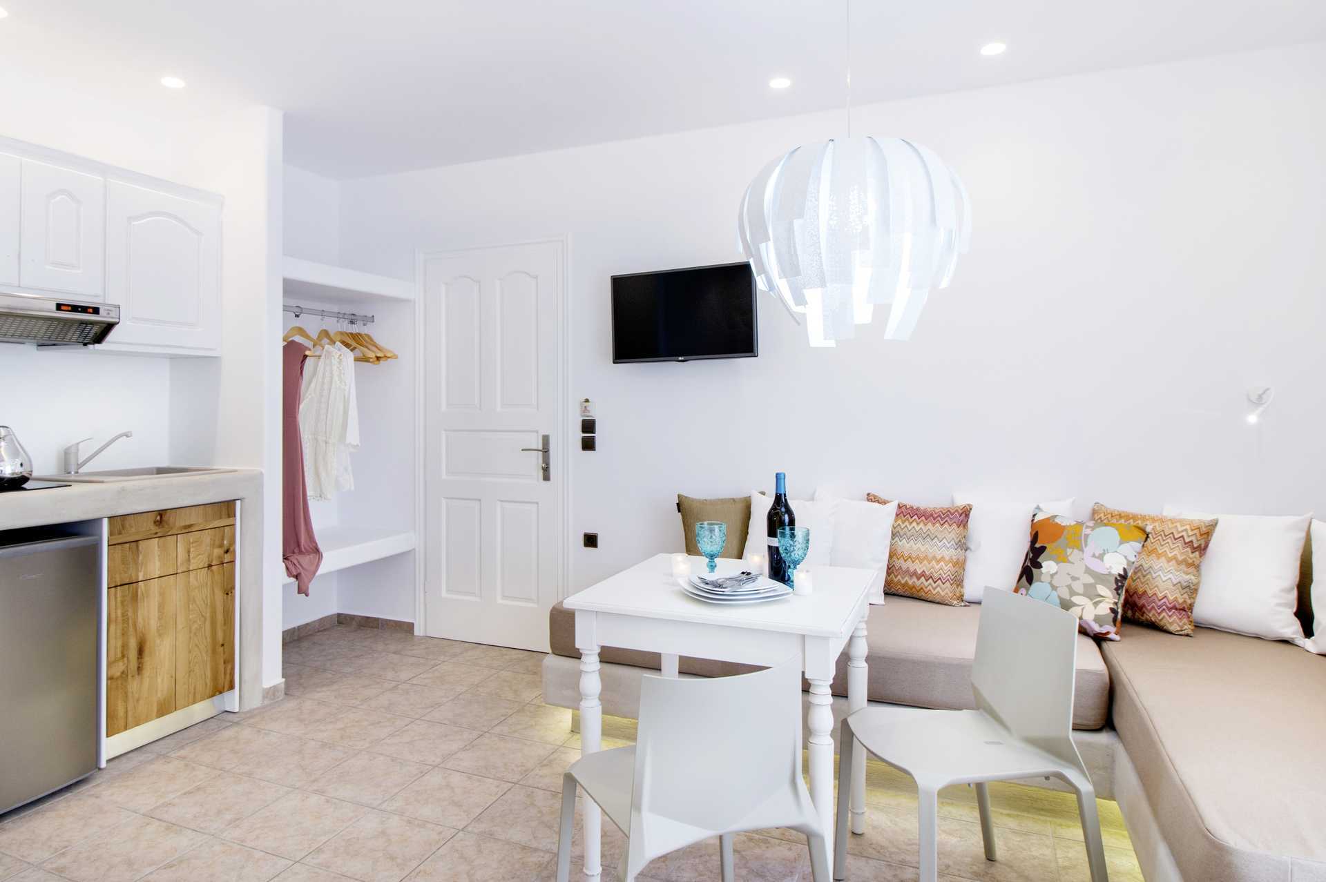 2-værelses lejlighed i nedsænket stueplan på hotel Spiros i Naxos by.