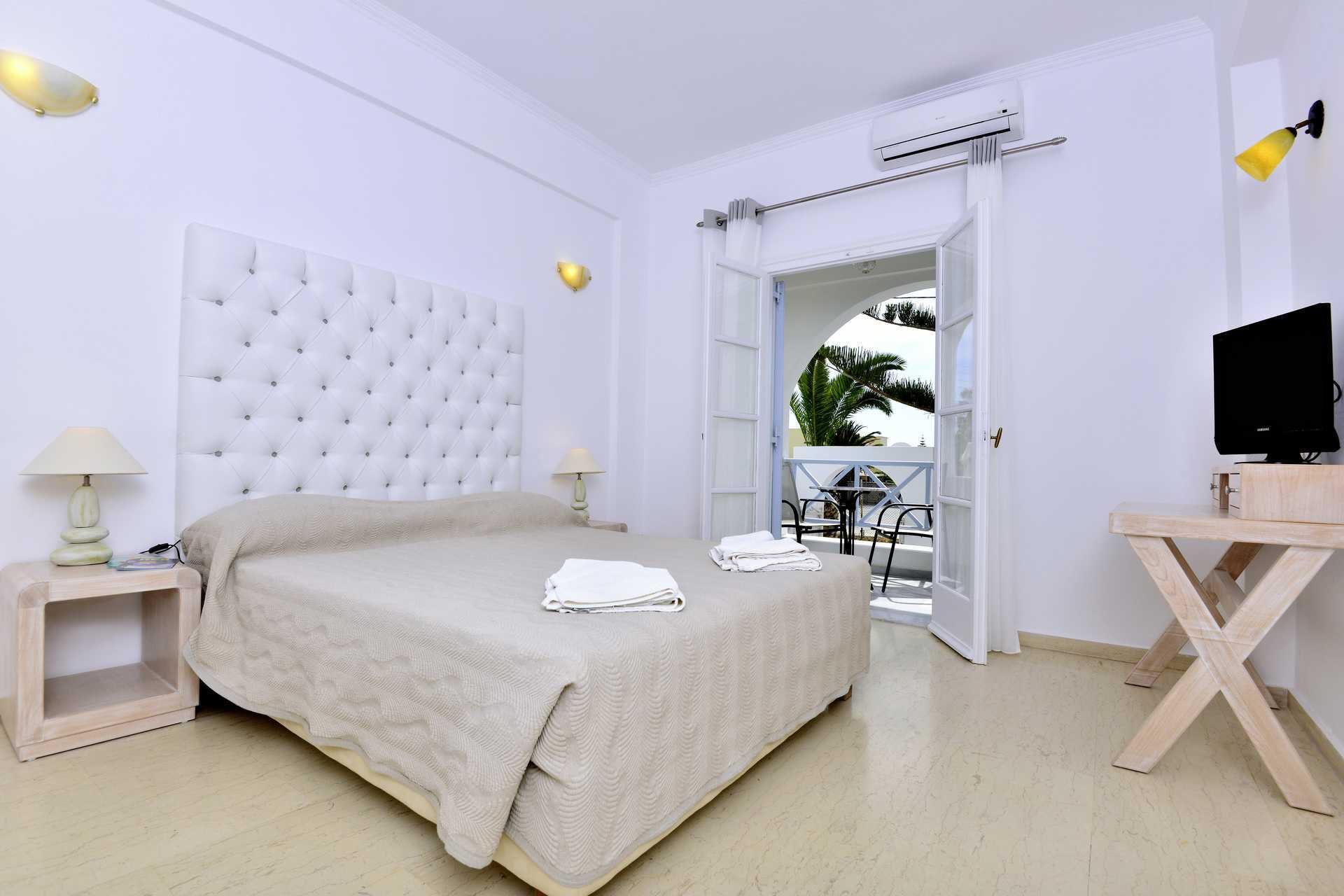 2-værelses lejlighed på Aegean Plaza-hotel i Santorini, Grækenland.
