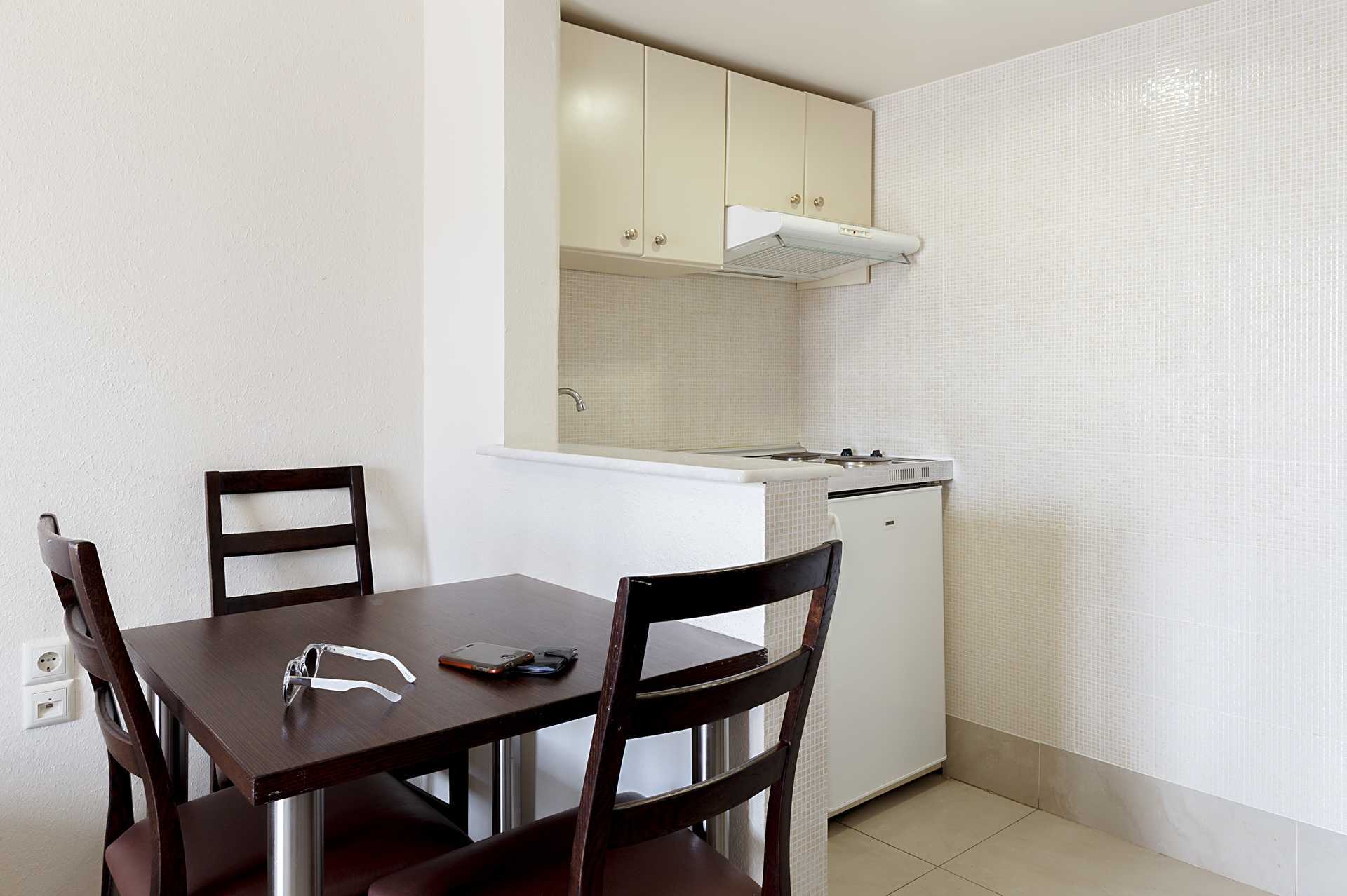 2-værelses lejlighed på Hotel Ideal Beach i Platanias på Kreta, Grækenland.