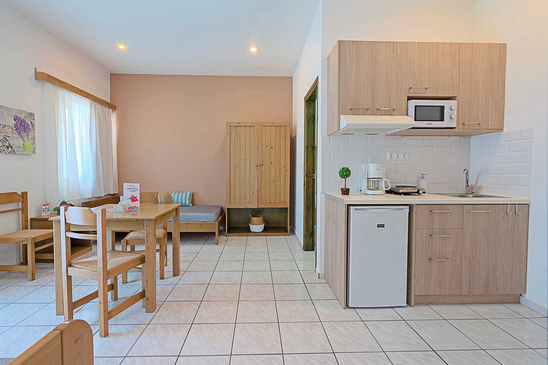 2-værelses lejlighed på Sonio Beach hoteller i Platanias på Kreta, Grækenland.