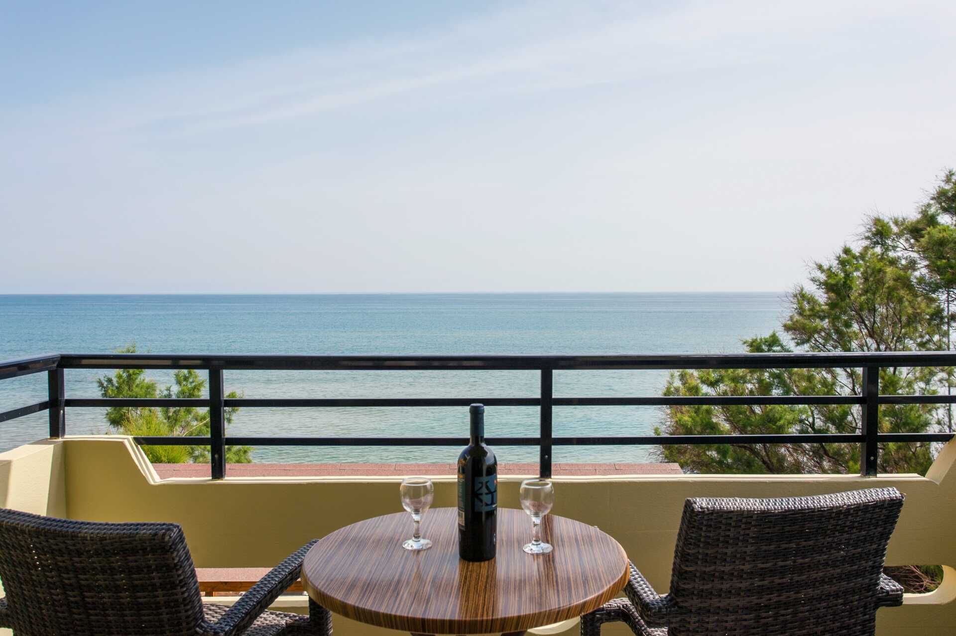 3-værelses lejlighed med med havudsigt på hotel Faros i Kato Stalos, Kreta