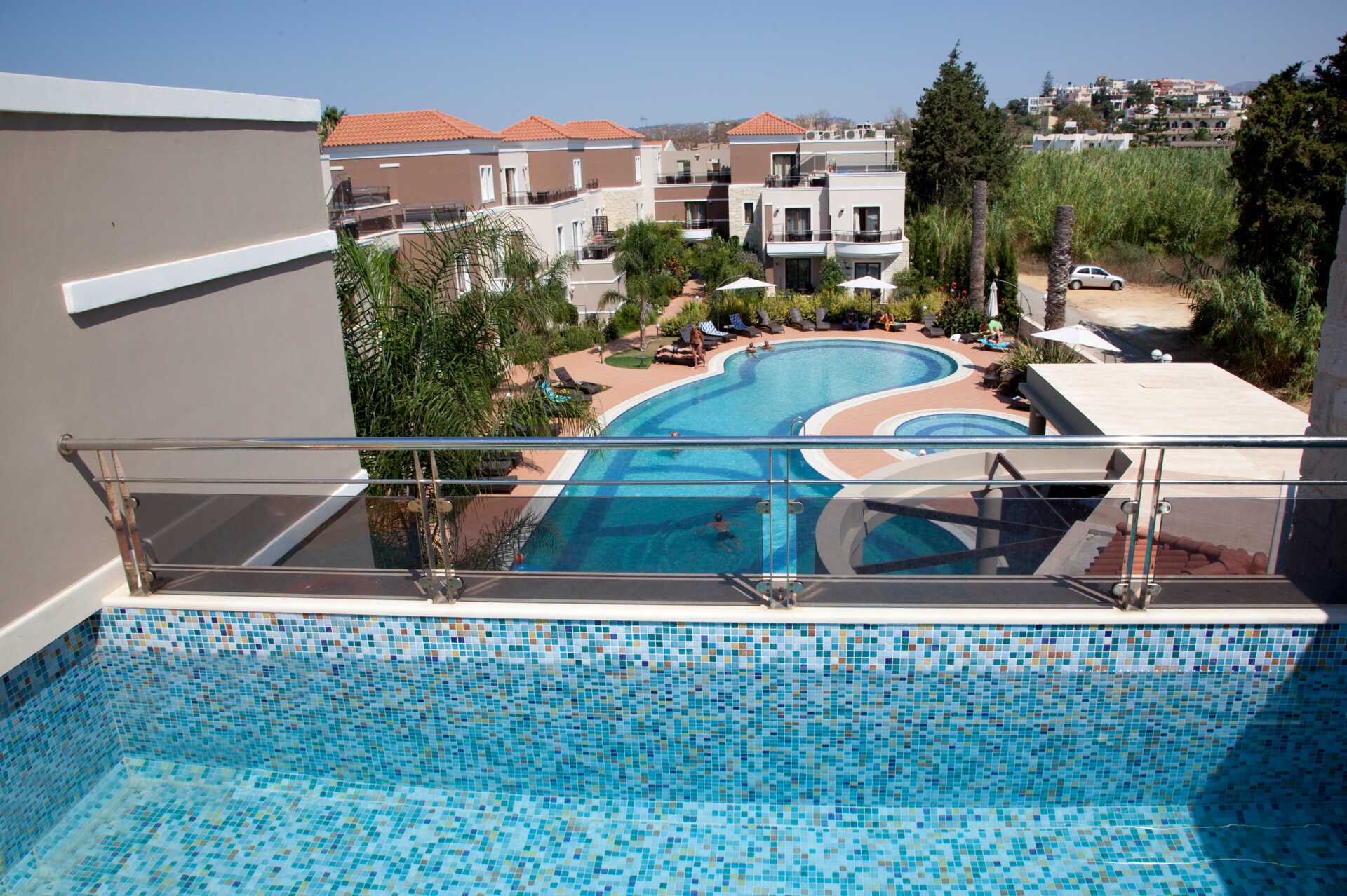 3-værelses lejlighed med privat pool på Okeanis Golden Resort i Agii Apostoli på Kreta.