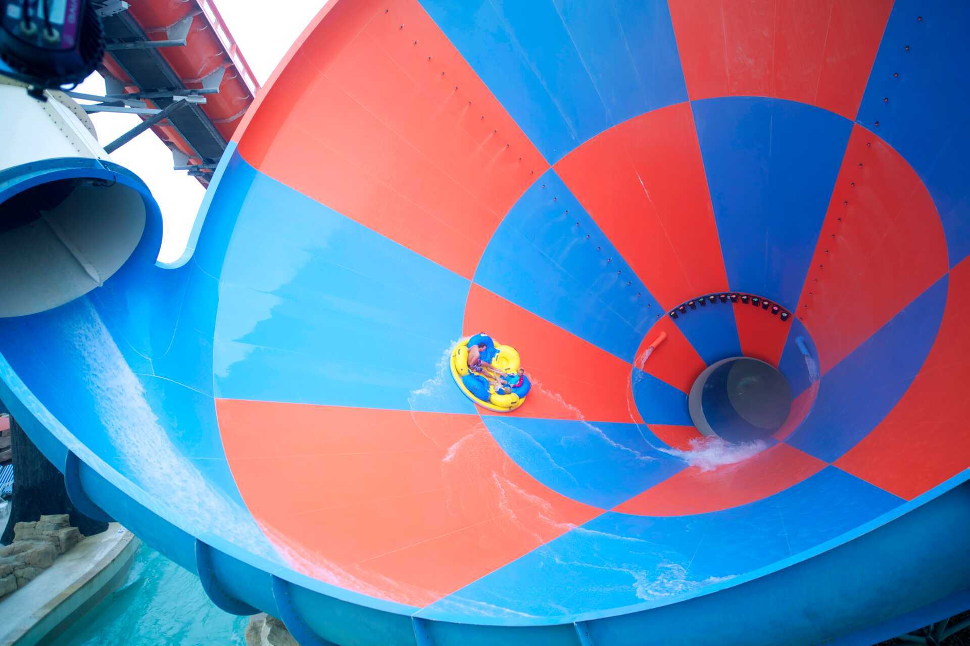 Yas Waterworld byder på sjove og vilde vandrutsjebaner.