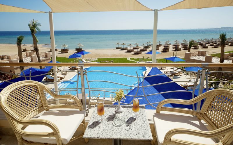 Poolbar med udsigt over stranden på Hotel Shams Prestige Abu Soma.