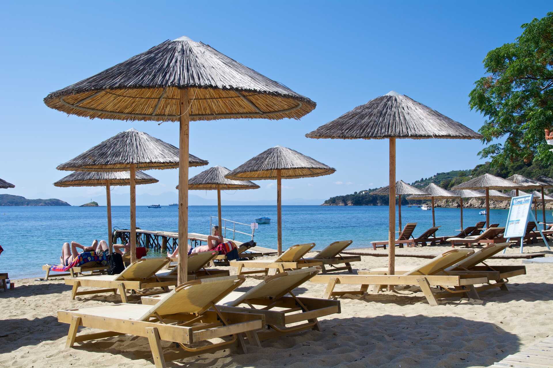 Stranden ved hotel Esperides på Skiathos, Grækenland.