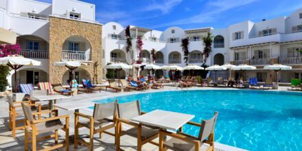 Poolområdet ved hotel Aegean Plaza på Santorini, Grækenland.