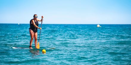 Prøv SUP - stand up paddle på din ferie på Rhodos, Grækenland.
