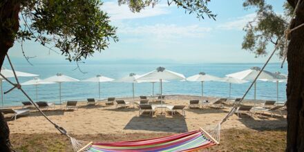 Stranden ved Hotel MarBella Nido Suite Hotel & Villas i Agios Ioannis Peristeron på Korfu, Grækenland.
