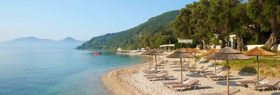 Stranden ved Hotel MarBella Corfu i Agios Ioannis Peristeron på Korfu, Grækenland.