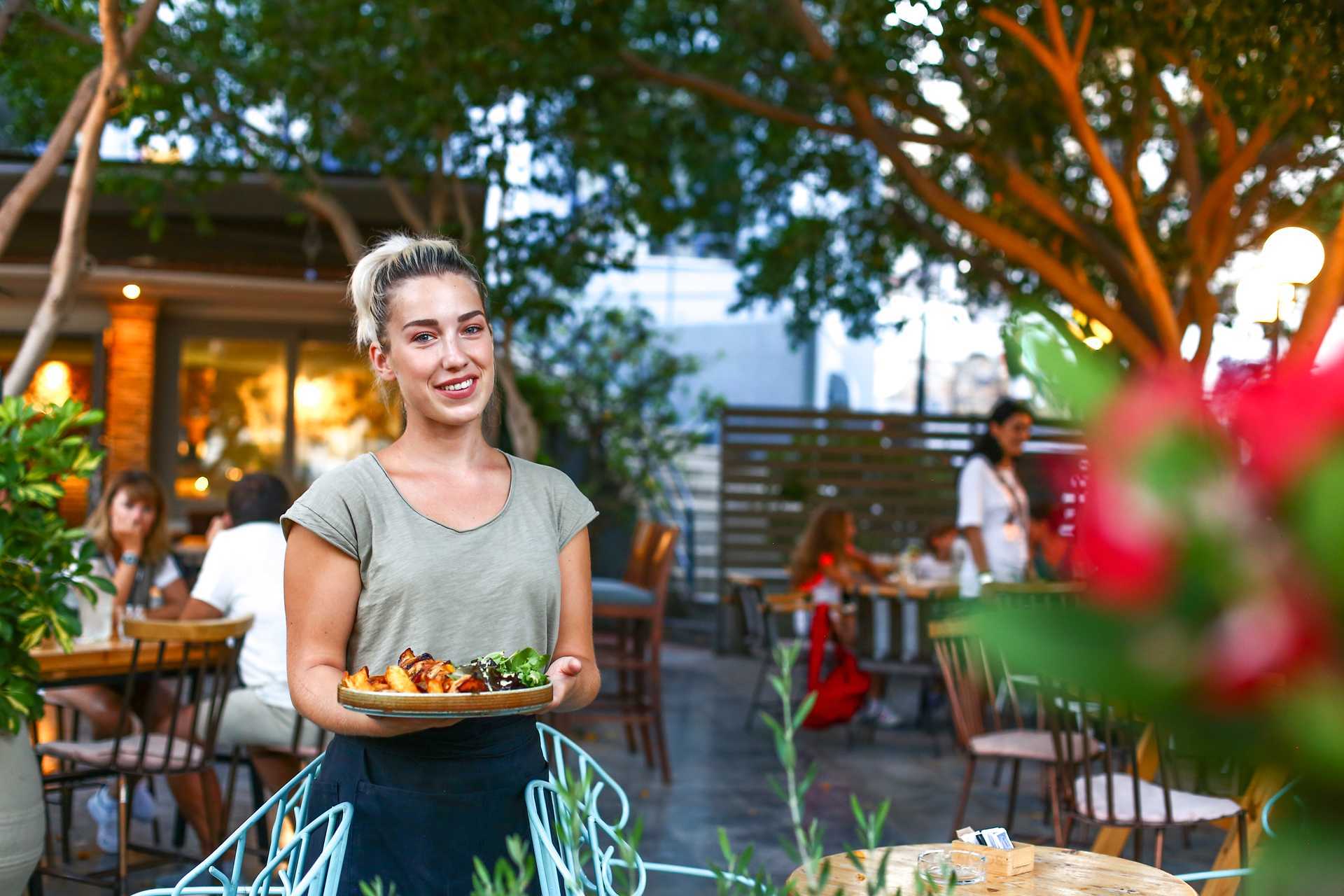 Dejlig mad ved havnepromenaden i Agios Nikolaos på Kreta.