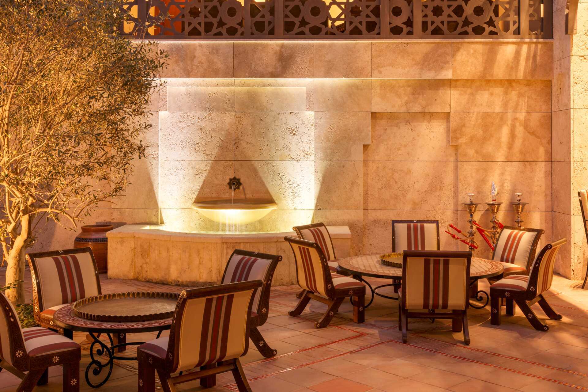 Bar på Ajman Saray, et Luxury Collection Resort i Ajman, De Forenede Arabiske Emirater.