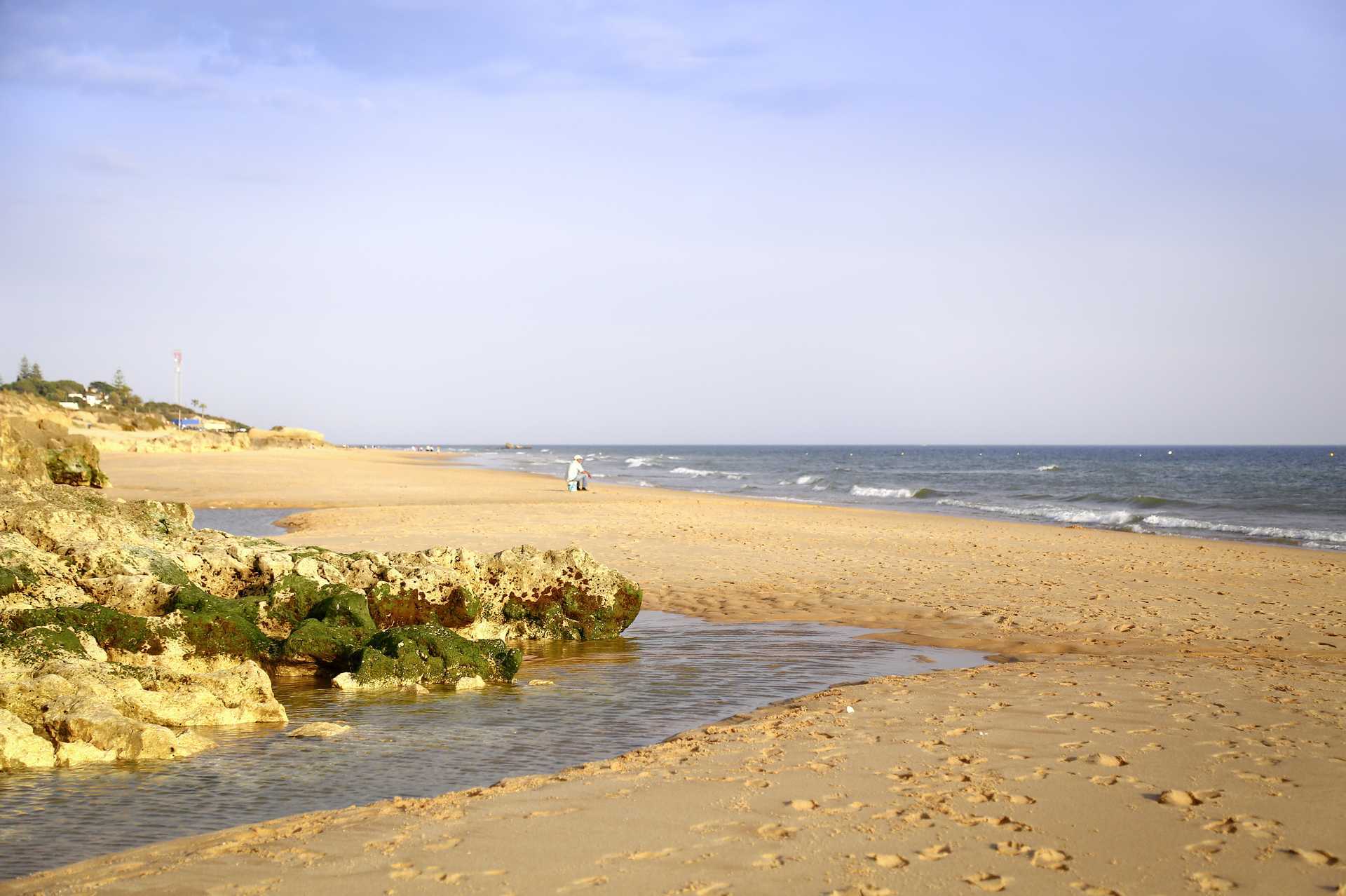 Praia Salgados-stranden ved Albufeira på Algarvekysten, Portugal.