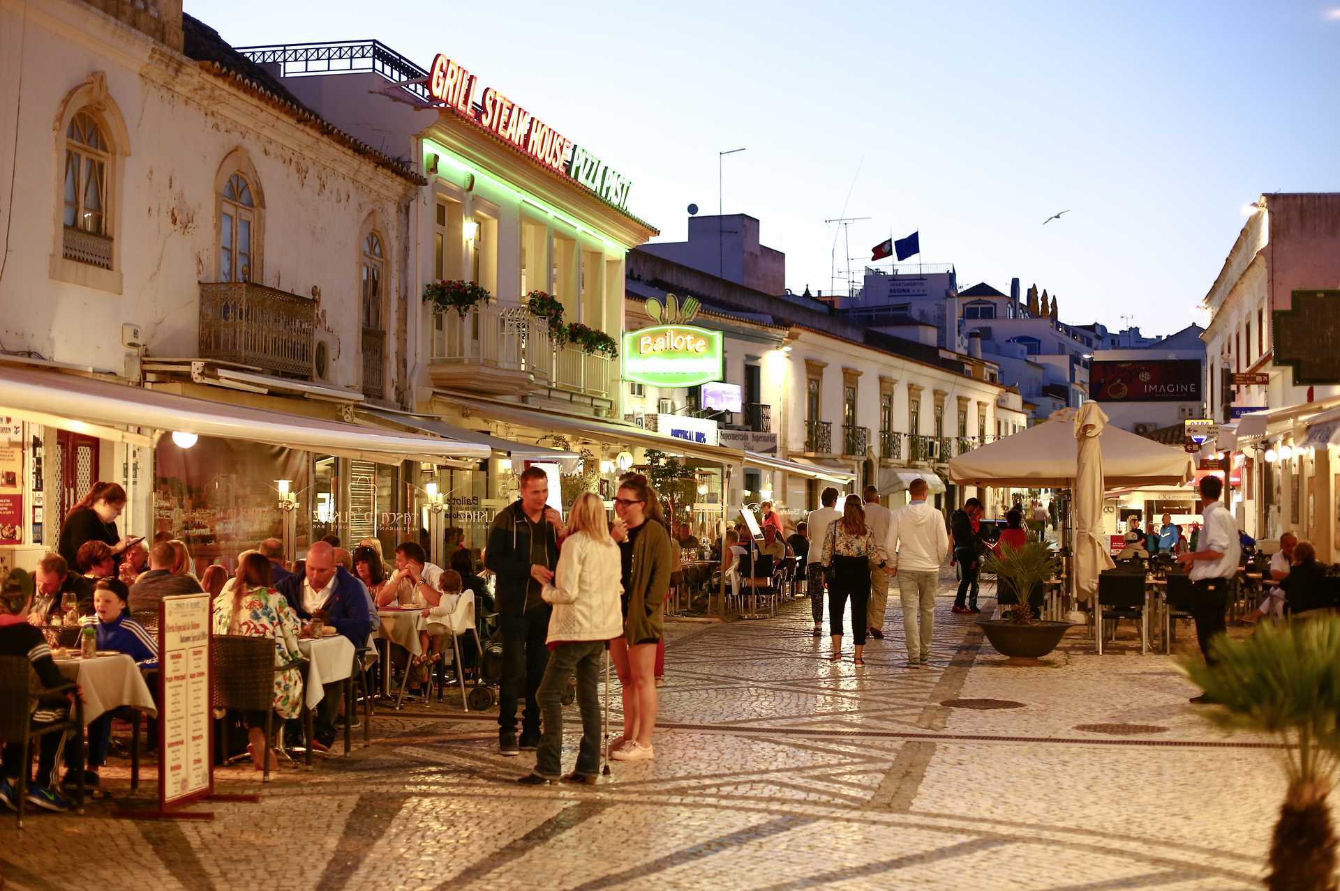 Aftenlivet i Albufeira på Algarvekysten, Portugal.