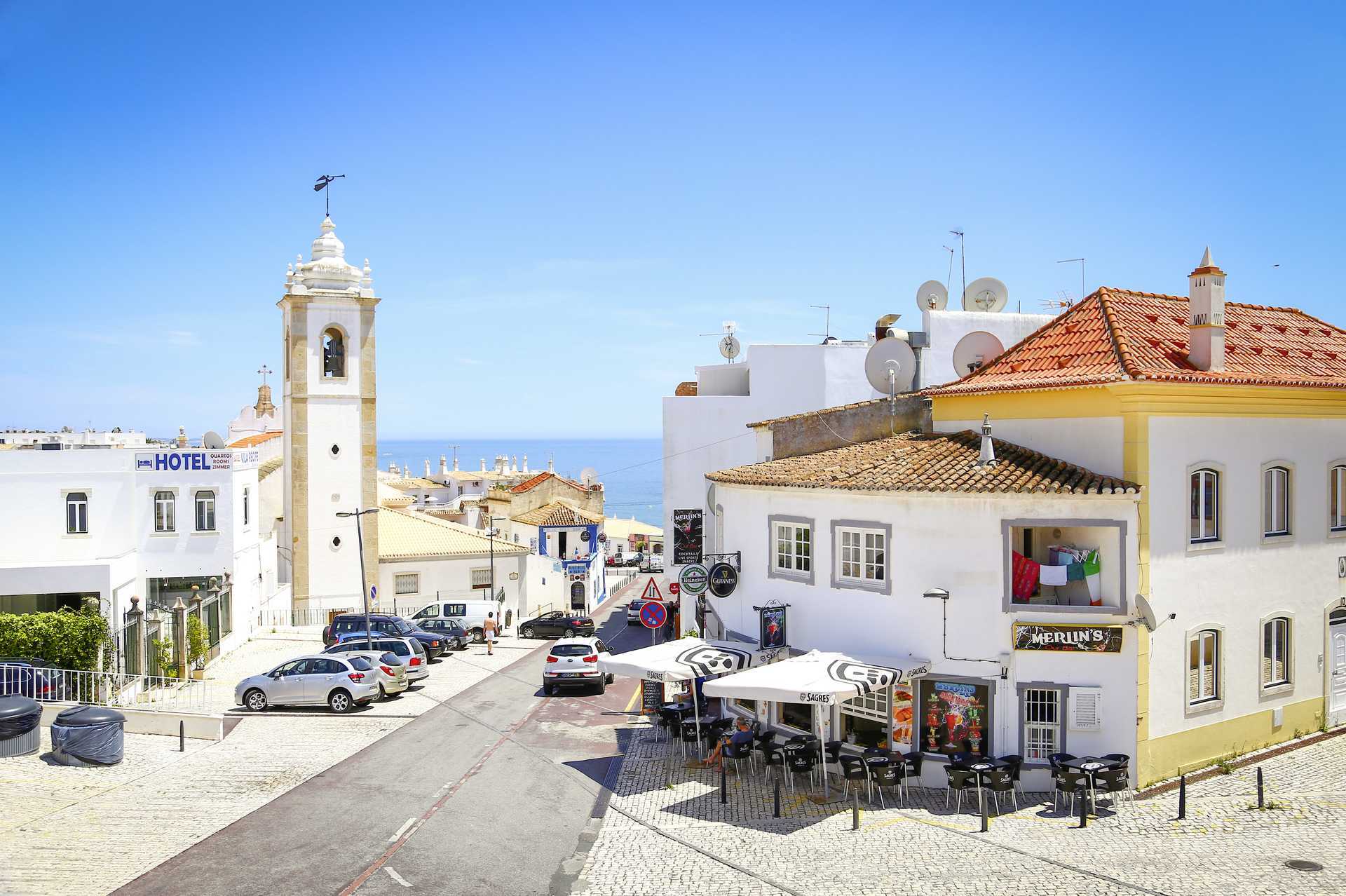 Den gamle by i Albufeira på Algarvekysten, Portugal