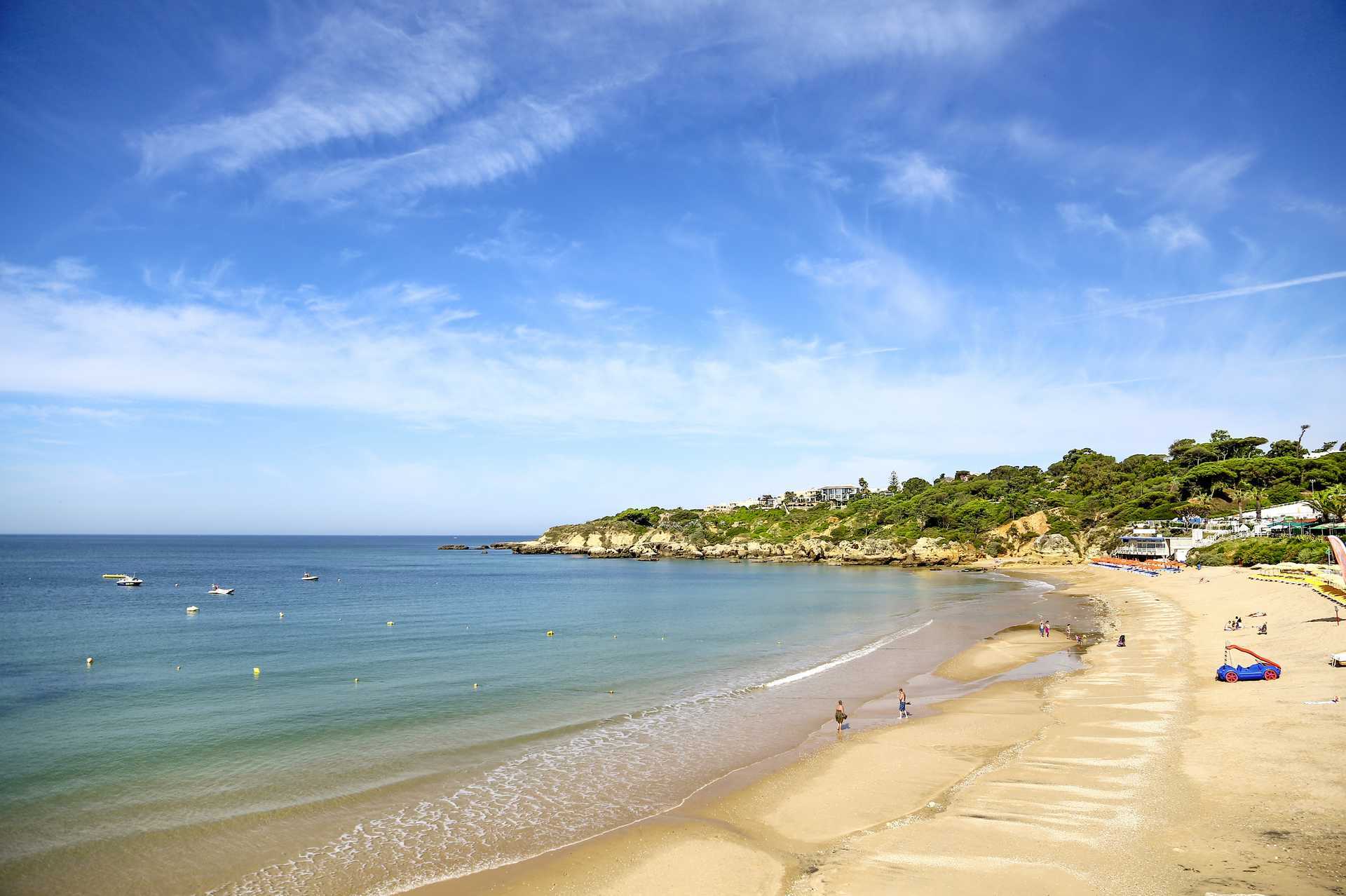 Praia da Ouro-stranden ved Albufeira, Portugal.