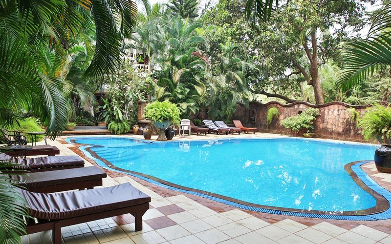 Poolområde på Hotel Alidia Beach Resort i Det Nordlige Goa, Indien.