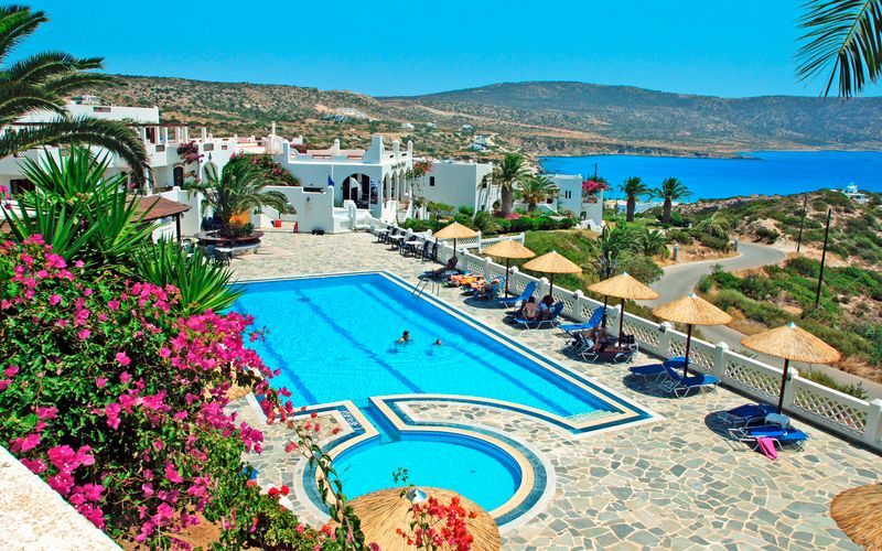 Poolområde på Hotel Amopi Bay på Karpathos, Grækenland.