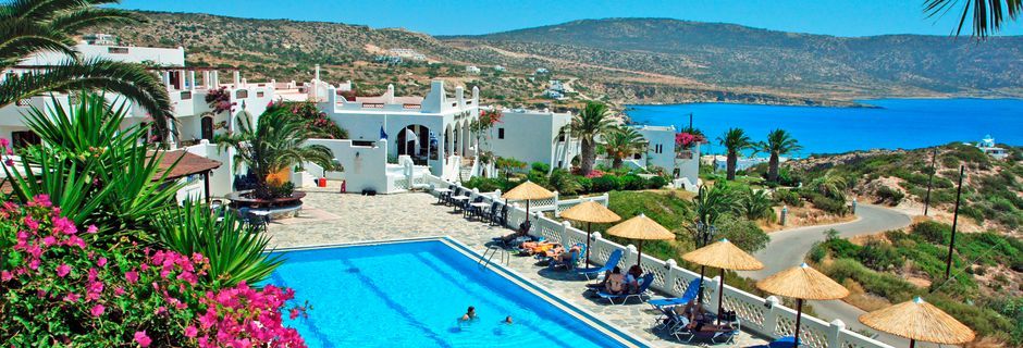 Poolområde på Hotel Amopi Bay på Karpathos, Grækenland.