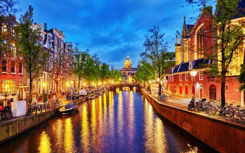 Kanal i Amsterdam om aftenen.