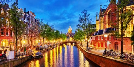 Kanal i Amsterdam om aftenen.