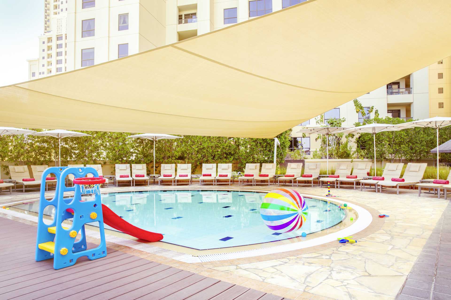 Børnepool på Amwaj Rotana Jumeirah Beach i Dubai, De Forenede Arabiske Emirater.