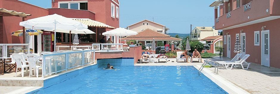 Poolområdet på Hotel Anastasia i Agios Georgios, Korfu, Grækenland.