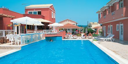 Poolområdet på Hotel Anastasia i Agios Georgios, Korfu, Grækenland.
