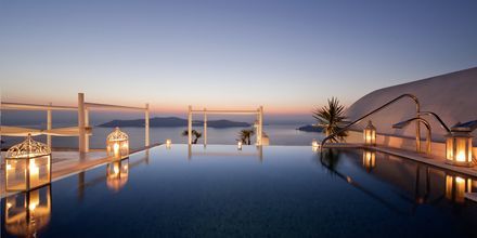 Poolområde på hotel Andromeda Villas på Santorini, Grækenland.