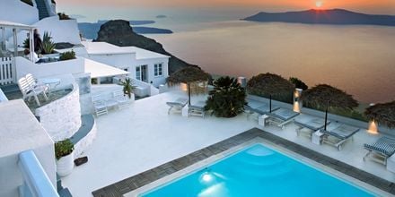 Fantastisk udsigt over poolen på hotel Andromeda Villas på Santorini, Grækenland.