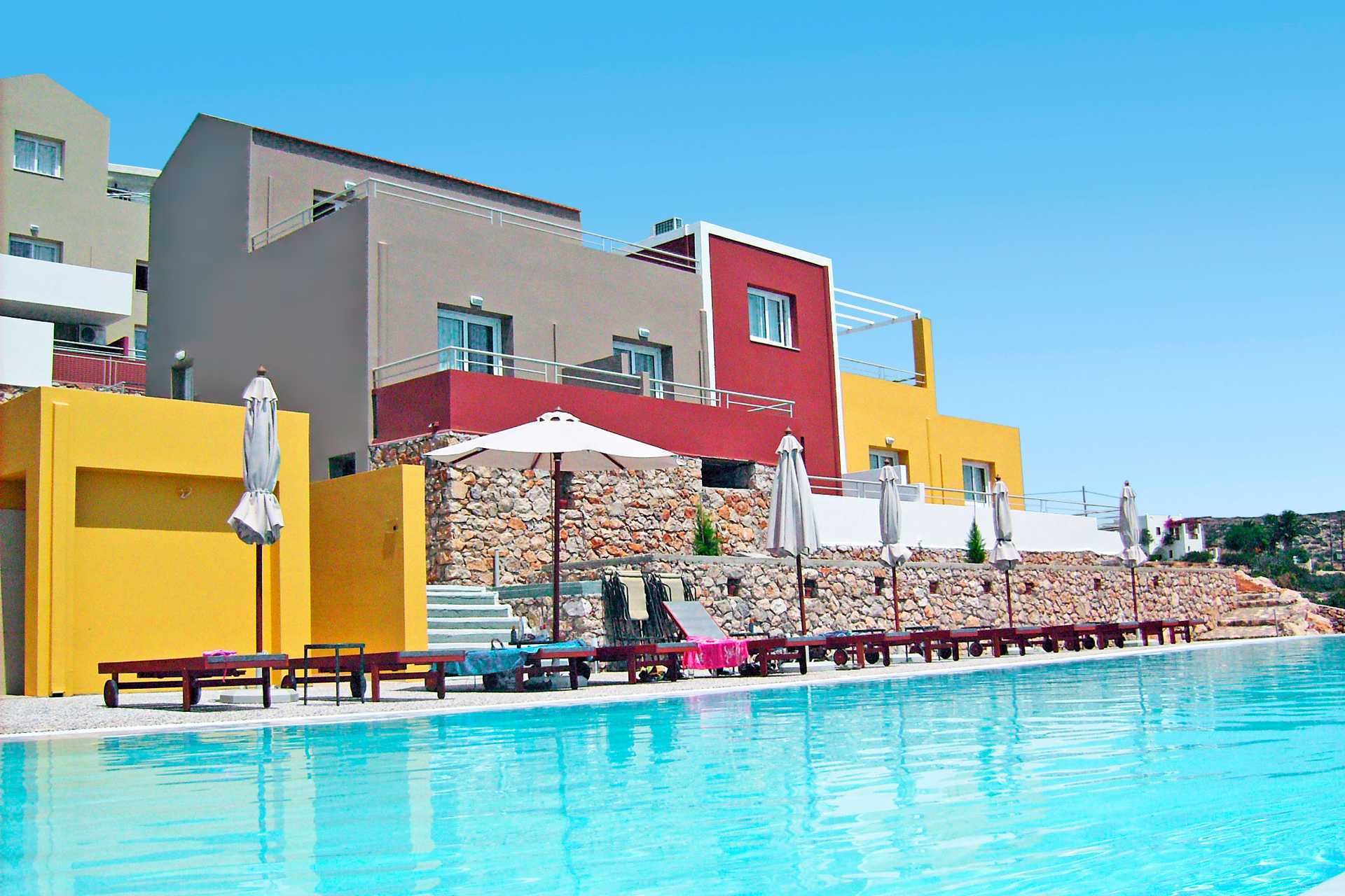 Poolområde på Hotel Apolis på Karpathos, Grækenland.