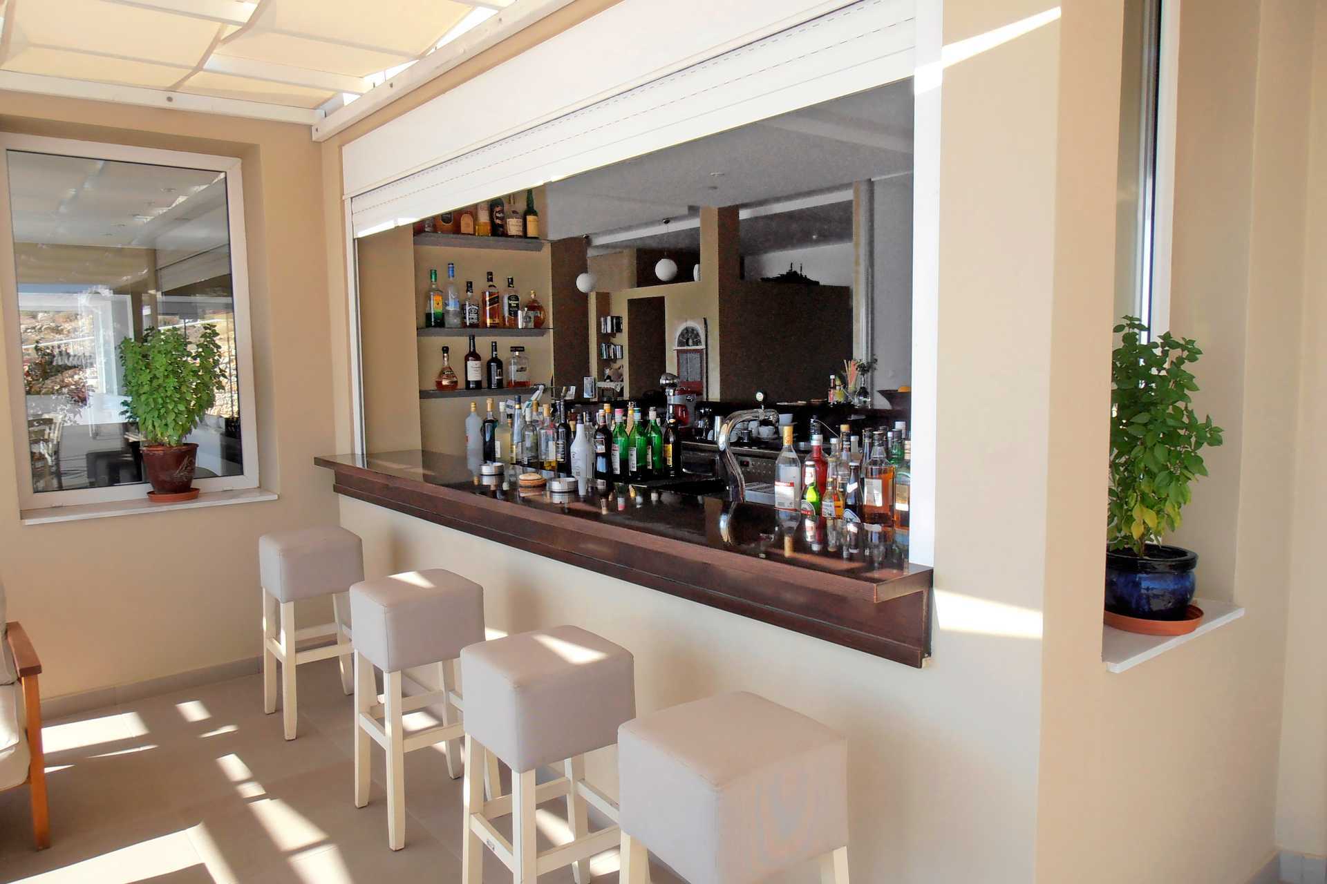 Poolbar på Hotel Apolis på Karpathos, Grækenland.