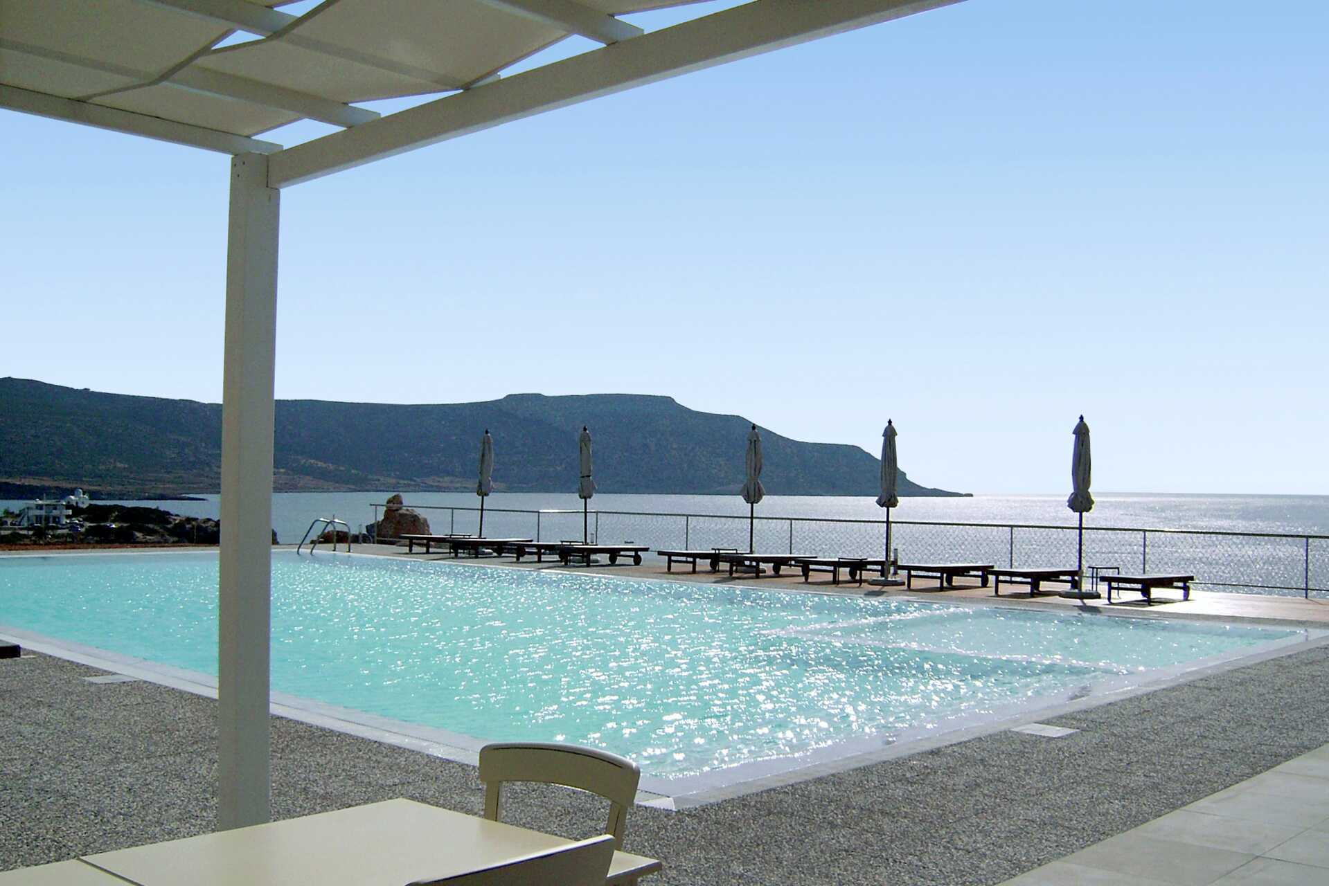 Poolområdet på hotel Apolis, Karpathos.