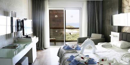 Superior-værelse med balkon på Hotel Gold Island i Alanya, Tyrkiet.