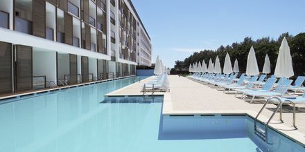 Delt pool på Hotel Gold Island i Alanya, Tyrkiet.