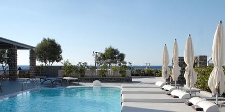 Poolområdet på hotel Aqua Blue i Perissa på Santorini.